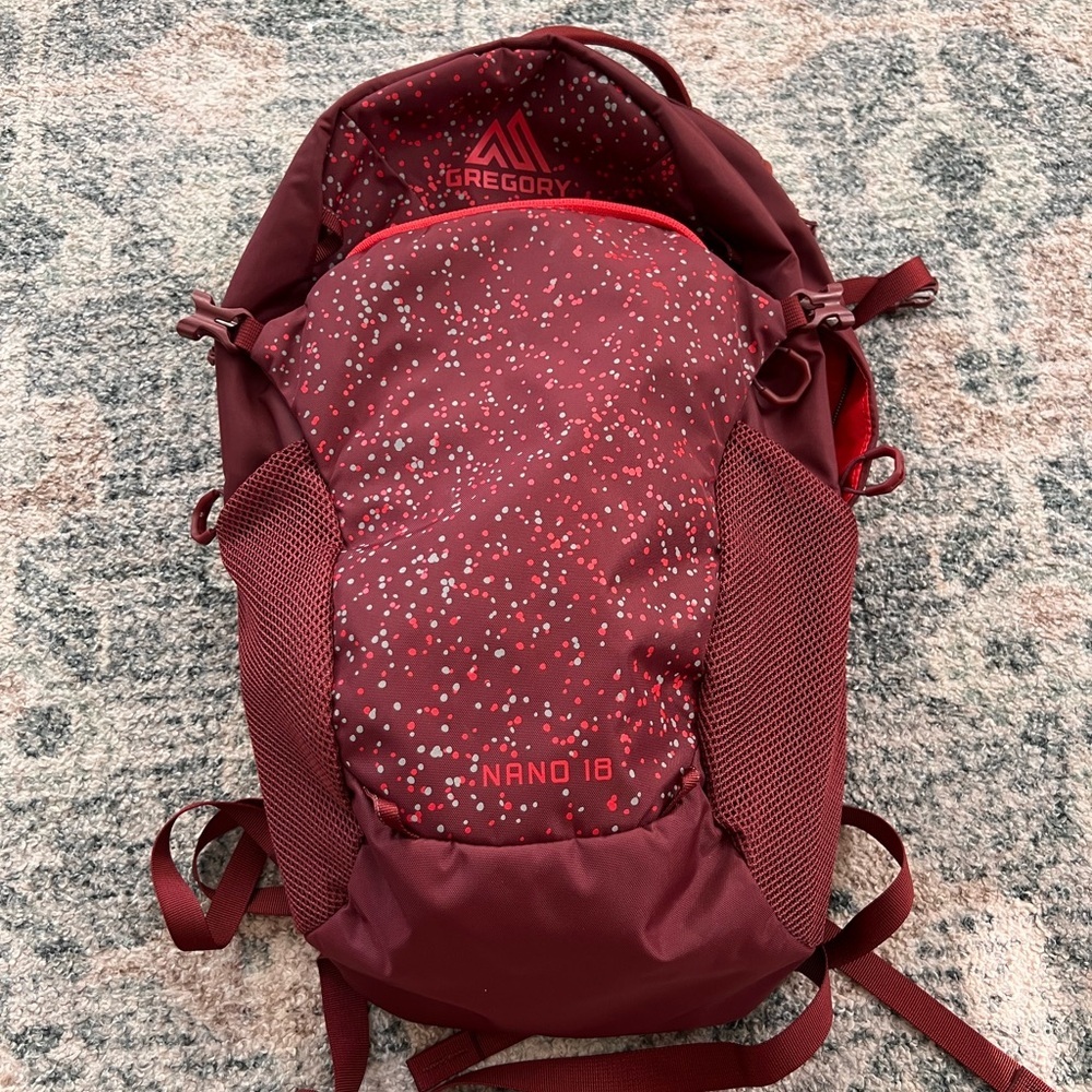 Gregory Mountain Products Nano 20
Everyday Outdoor Backpack